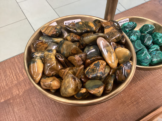 Assorted loose Lionskin (nellite) stones.